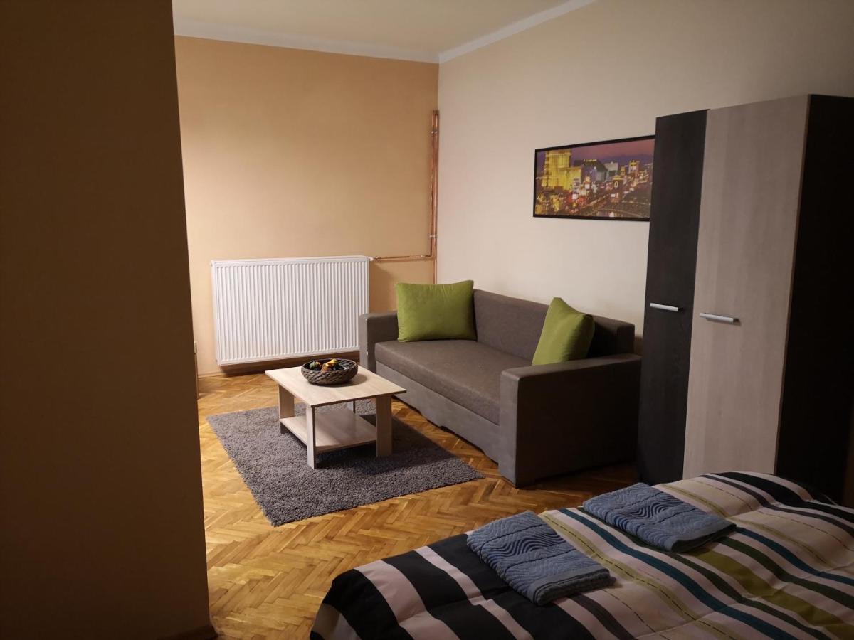 Veva Apartman - Eger Maganszallashely エクステリア 写真