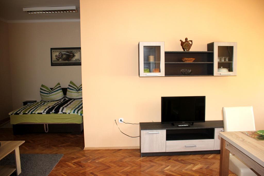 Veva Apartman - Eger Maganszallashely エクステリア 写真